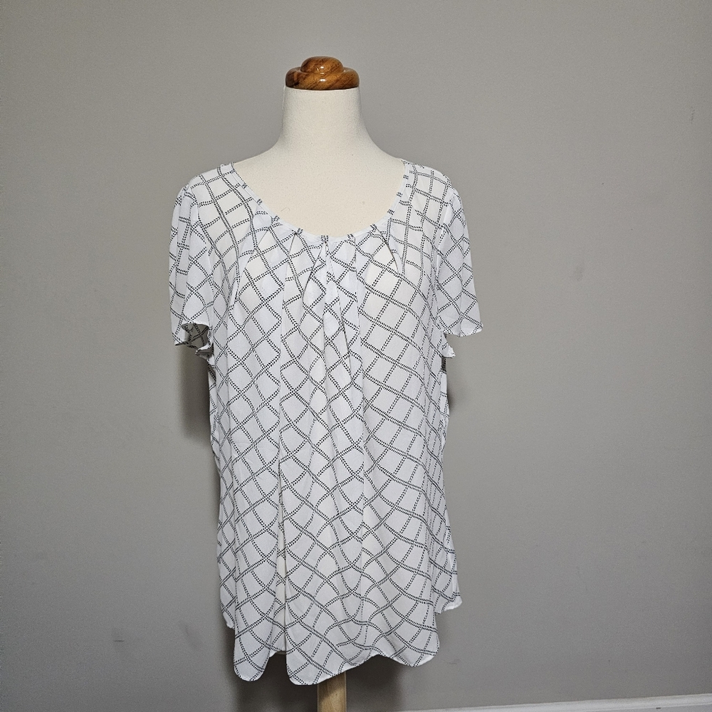 Worthington White and Black Geometric Blouse